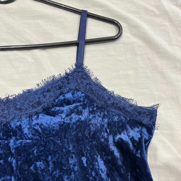 Blue velvet camisole - Picture 5 of 10
